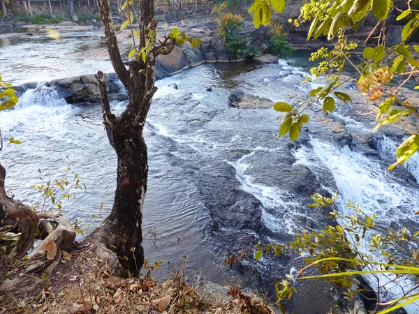 Естественный речной поток. Лаос . — стоковое фото