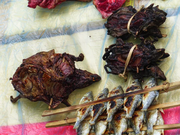 Egzotik yiyecek. Luang Prabang pazarında ızgara fareler.