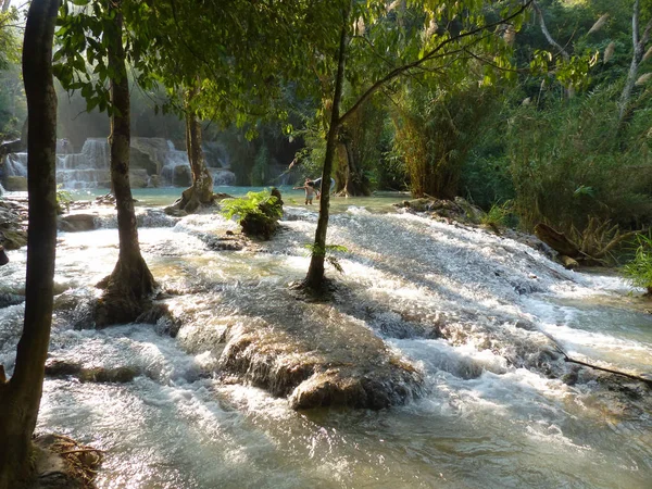 Una mamma e suo figlio che giocano a Kuang Si Falls, Luang Prabang, Laos. gennaio 2014 . — Foto Stock