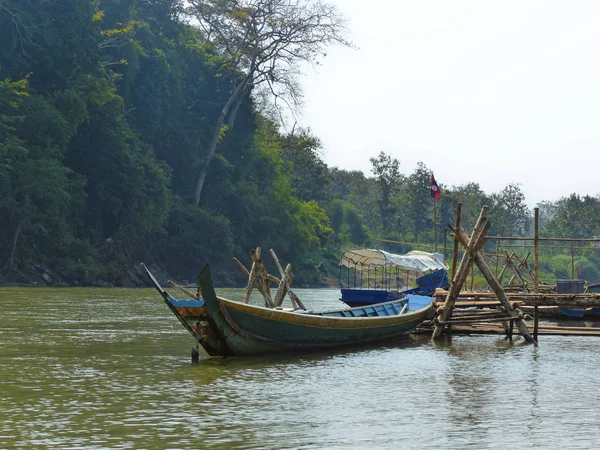 Houten boot in 4000 duizend eilanden, Mekong rivier, Laos. — Stockfoto