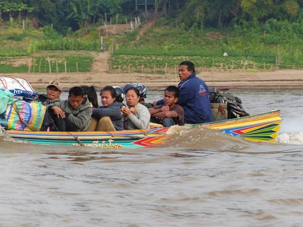 Lokale bevolking overschrijden van de rivier met een houten boot in Laos. Januari 2015. — Stockfoto