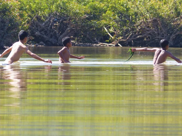 Groep van jonge jongens die spelen in de rivier in de zomertijd in Laos. Januari 2015. — Stockfoto