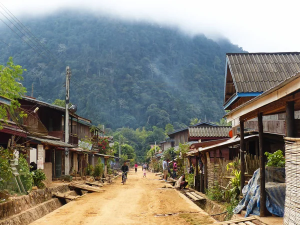 Muang Ngoy, yerel halk ile ana cadde. Ocak 2015.