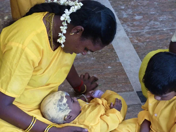 Oğluyla Thaipusam, hindu Festivali, Malezya anne. Şubat 2015.