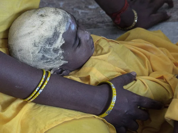 Bebek annesinin armsn Thaipusam, hindu Festivali, Malezya içinde tarih. Şubat 2015.