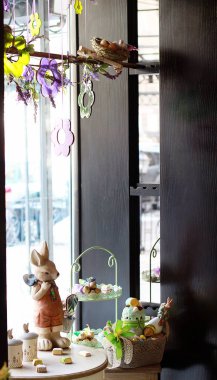             Paskalya tavşanı sepette oturuyor. Sepette şeker var, Paska. Paskalya için güzel insanlar. Paska sepete konur. Sepetlerin etrafında güzel şekerler var. Sepetlerin yanında bir hediye var.. 