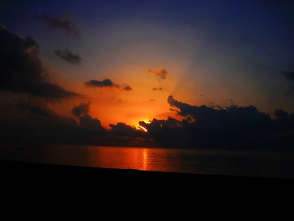 Sunset over water. Sundown on beach — Stock Photo, Image