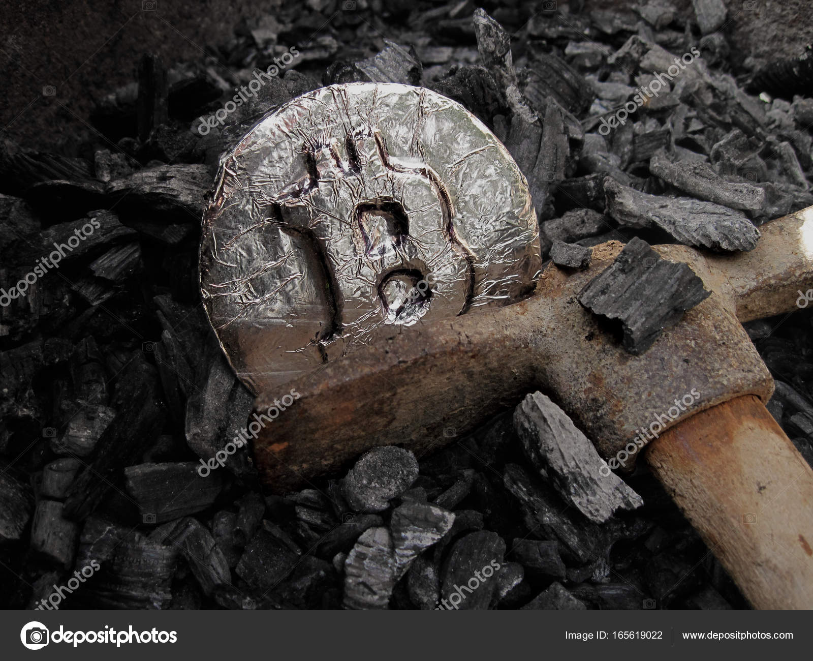 Penambangan Bitcoin. Sebuah tambang dengan perangkat keras yang nyata —  Foto Editorial Stok © Brother_Grin #165619022