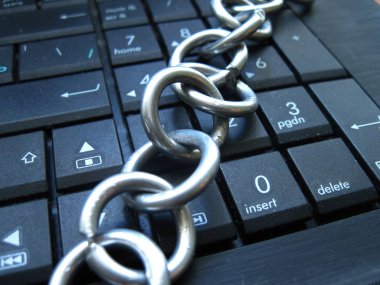 Laptop klavye zincir. Bilgisayar yasağı, internet yasağı. Bağımlılığı. Anti virüs