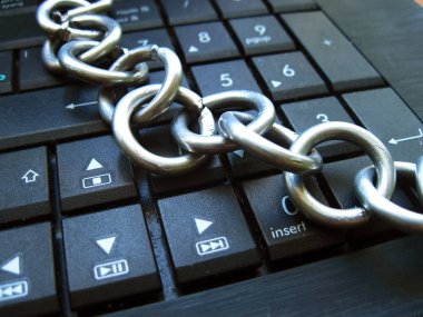 Laptop klavye zincir. Bilgisayar yasağı, internet yasağı. Bağımlılığı. Anti virüs 