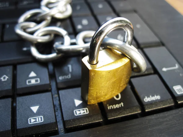 Chain and lock on laptop keyboard. Computer ban, internet ban. Addiction. Anti virus — Stock Photo, Image