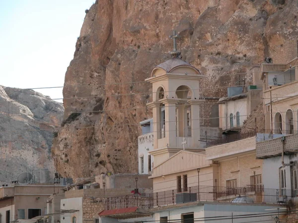 Maalula é uma aldeia cristã na Síria que fala a língua aramaica de Jesus. Existem dois antigos mosteiros cristãos: Mar Sarkis e Mar Taqla. Cristãos peregrinos vêm a Maalula para bênçãos — Fotografia de Stock