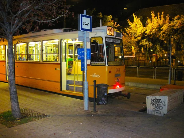 Tram rimane sulla fermata finale di notte — Foto Stock