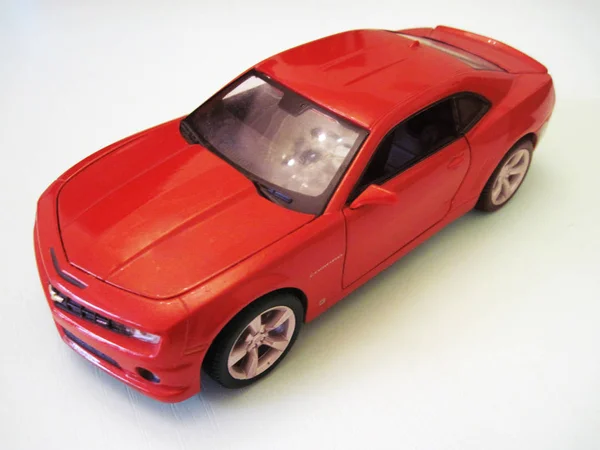 Carro vermelho modelo de brinquedo Vista isolada — Fotografia de Stock