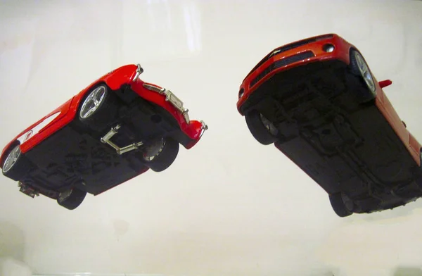 Kırmızı araba oyuncak modelleri Izole alt görünümü