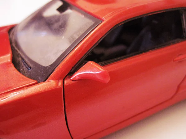Röd bil leksaks modell isolerad vy — Stockfoto