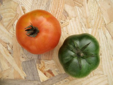 Domates kontrast renklerde bir masada yeşil, kırmızı, Bw