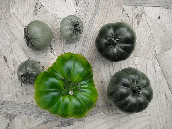 Domates kontrast renklerde bir masada yeşil, kırmızı, Bw