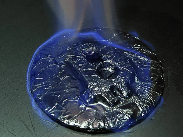 Биткойн горит. Настоящая монета горит голубым пламенем как символ горячей цены или критического падения — стоковое фото