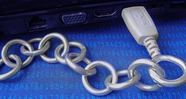 Blockchain teknoloji bir bilgisayara Usb tarafından katıldı gerçek metal zinciri olarak gösterilir. Mavi renkli kodlanmış karma algoritması ile kaplı. Başlık sayfası, üstbilgi veya poster bilgi teknoloji içeriği göstermektir