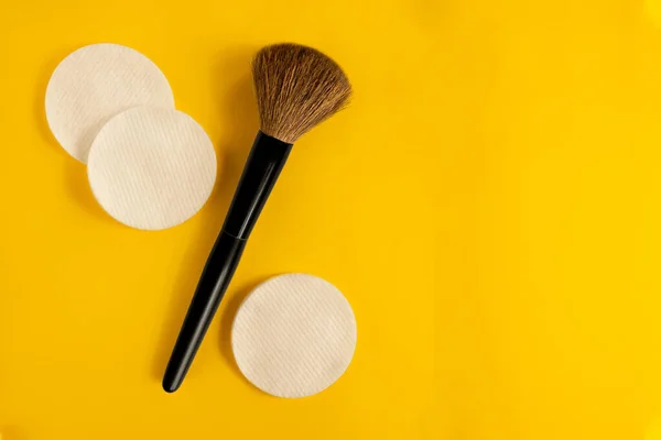 Cepillo de maquillaje y esponjas limpias sobre fondo amarillo con copia sp —  Fotos de Stock
