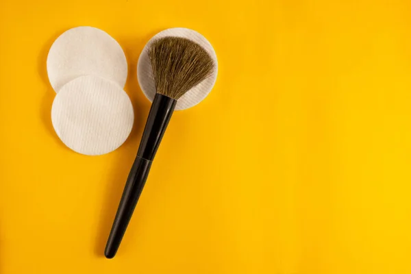 Cepillo de maquillaje y esponjas limpias sobre fondo amarillo con copia sp —  Fotos de Stock