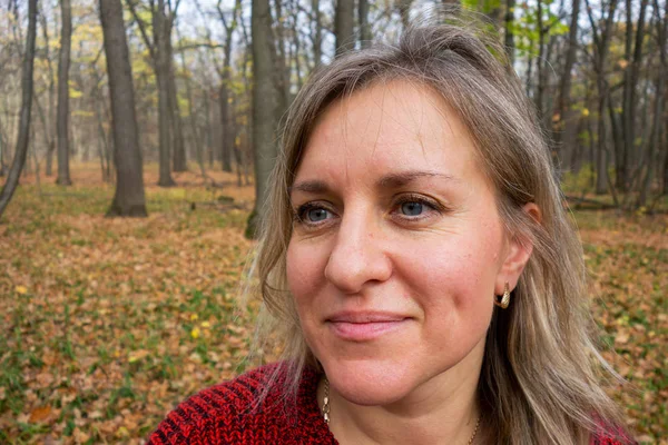Портрет улыбающейся зрелой женщины в осеннем лесу. Девушка не — стоковое фото