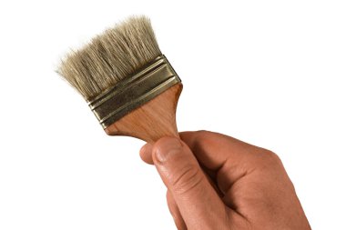 Erkek eli fırça tutar. Beyaz arka planda izole yakın çekim. Birlikte