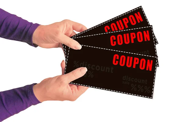 Orta yaşlı bir kadının ellerinde alışveriş için indirim kuponları.