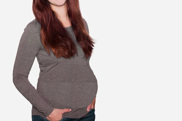 Zwangere vrouw met buik op geïsoleerde achtergrond met kopieerruimte — Stockfoto