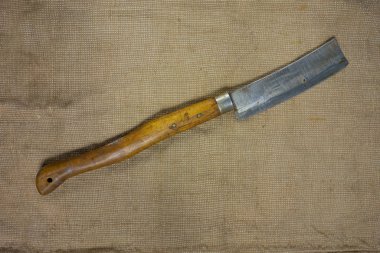 Kumaş arka planda büyük bir kasap bıçağı. Yakın görünüm 