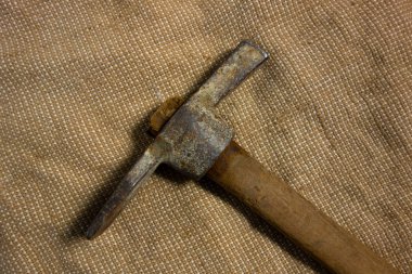 Kazma gibi madenci çekici ya da kumaş geri grubunda torba gibi.