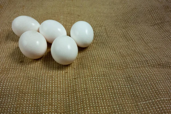Fem ägg på påsar tyg närbild. Påsk bakgrund med — Stockfoto