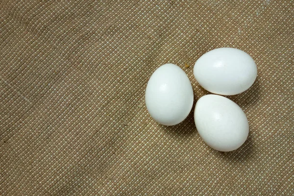 Huevos en la bolsa de tela vista de primer plano. Fondo de Pascua con copia —  Fotos de Stock