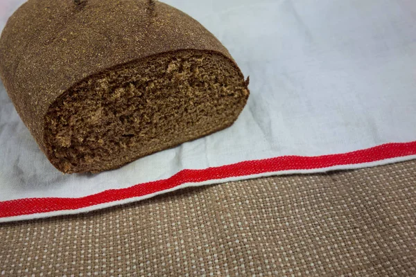 面包包在袋装织物上. 全麦黑麦的截图b — 图库照片