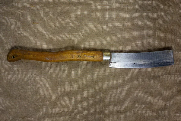 Grande coltello da macellaio su sfondo tessuto insaccamento. Primo piano vista di — Foto Stock