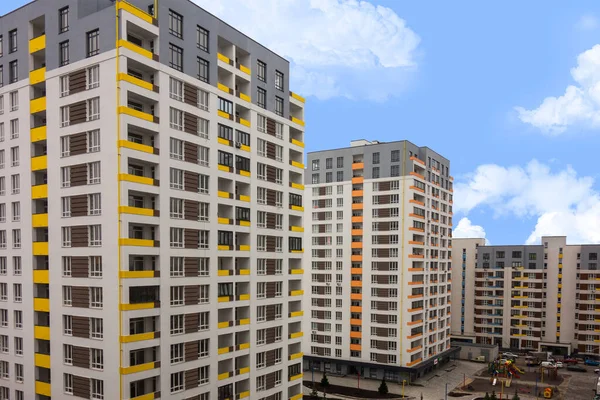 Gündüz vakti mavi gökyüzü altında modern şehir mimarisi manzarası. Renkli camlı ön cepheler inşa etmek. Özel daire konseptini satın almak için ipotek