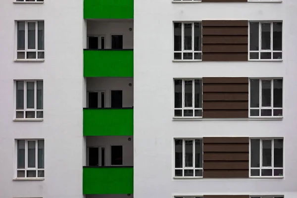 Fachada Edificio Con Ventanas Balcones Verdes Patrón Vista Plana Fondo — Foto de Stock