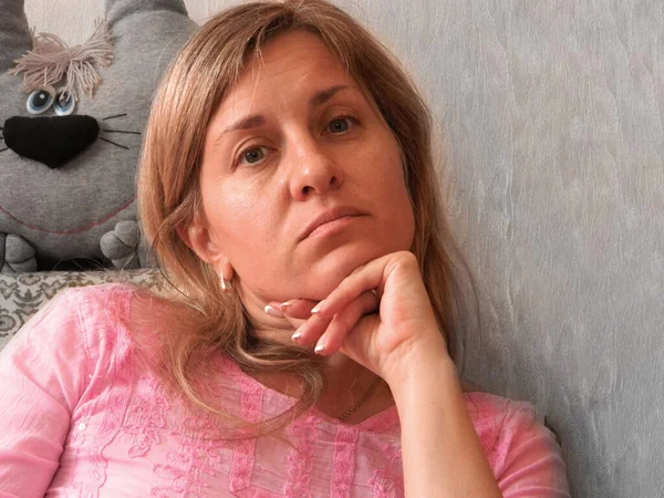 Orta yaşlı kadın portresi. Karantina süresince kendini tecrit eden 40 yaşındaki bir kızın sakin yüzü.