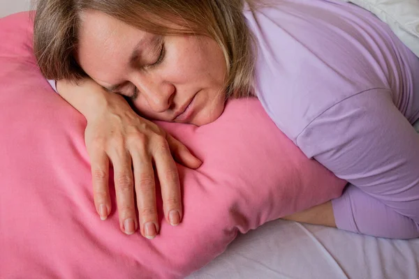 Wanita Tidur Perut Dan Memeluk Bantal Potret Close Dari Tahun — Stok Foto