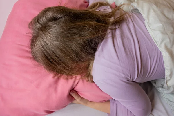 女人的感情40岁的中年白人妇女在床上肖像画 女孩在枕头里哭泣 心理问题和孤独 — 图库照片
