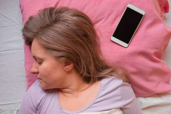 Женщина Спит Мобильным Телефоном Кровати Женщина Средних Лет Лет Лежит — стоковое фото