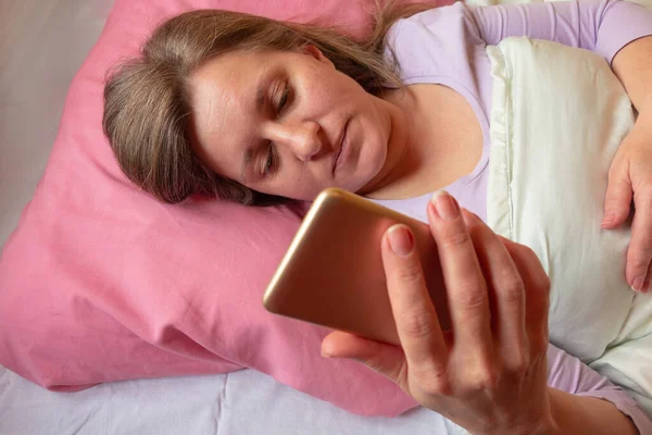 Donna Usa Cellulare Letto Donna Mezza Età Anni Sdraiata Sul — Foto Stock