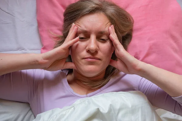 Wanita Paruh Baya Sakit Kepala Tahun Wanita Berbaring Tempat Tidur — Stok Foto