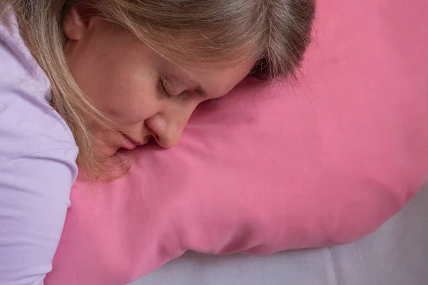 Wanita Tidur Perut Dan Memeluk Bantal Potret Close Dari Tahun — Stok Foto