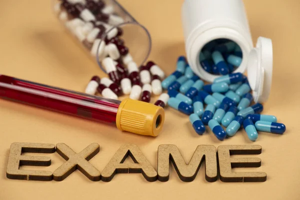 Prueba de sangre tubo de vacío con la píldora azul con la palabra "Exame " — Foto de Stock