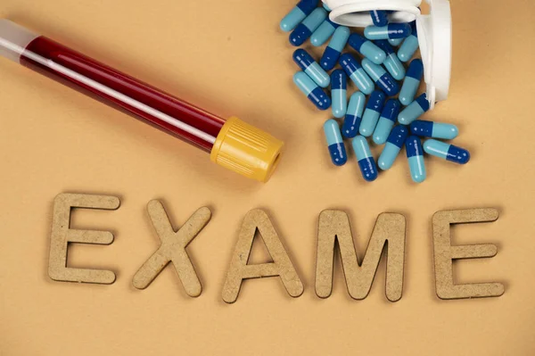 Prueba de sangre tubo de vacío con la píldora azul con la palabra "Exame " — Foto de Stock
