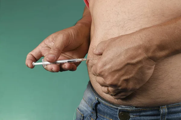 Persoon die insuline aanbrengt — Stockfoto