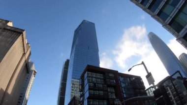 San Francisco, ABD - Haziran, 03, 2019 - sokağın aşağısında kameralı modern binalara en iyi bakış açısı