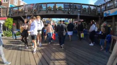 San Francisco, Ca, Usa - Haziran, 2019 - 39. rıhtımdaki dükkanlarda insan dolaşımı